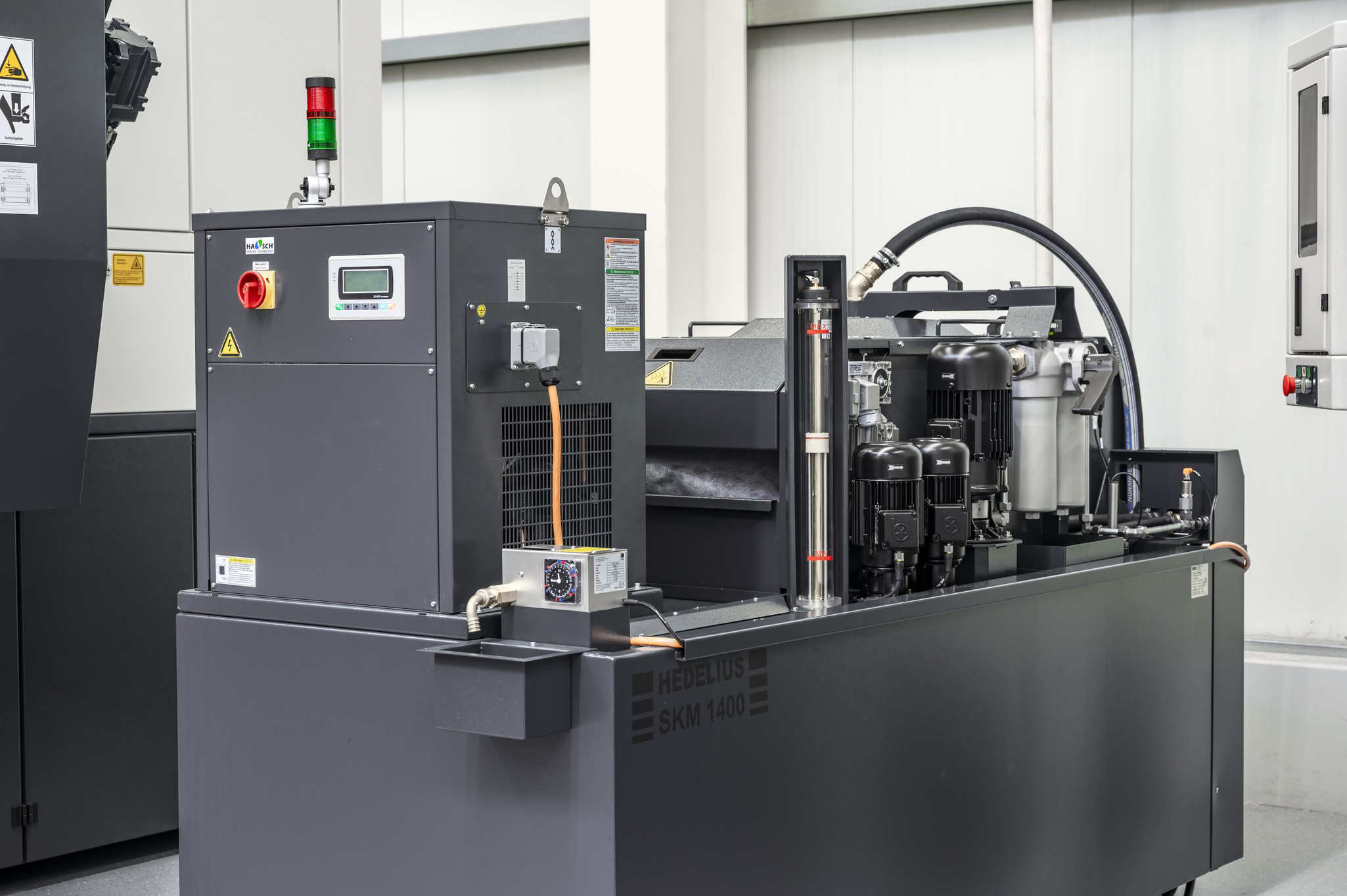 Układ chłodziwa HEDELIUS SKM 1400 na maszynie HEDELIUS FORTE 65 Single. Tam, gdzie nie można zastosować scentralizowanych systemów chłodzenia, system filtrów taśmowych z pochyłym złożem stanowi ekonomiczną alternatywę.